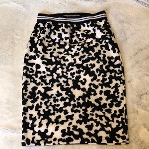 Stretchy midi animal print skirt. Size L